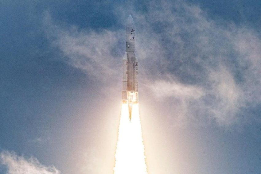 Telescópio James Webb foi lançado ao espaço a bordo do foguete Ariane 5
