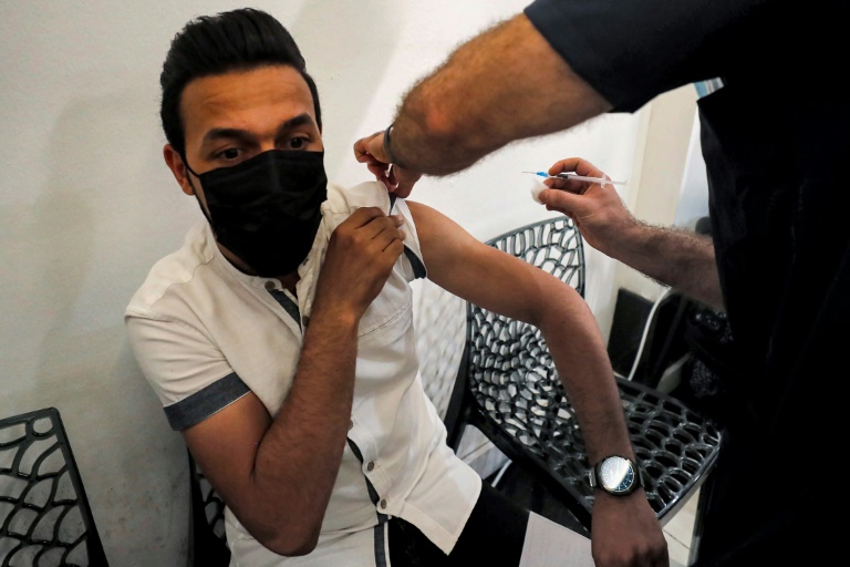 Homem recebe dose da vacina anticovid-19 da Pfizer/BioNTech, em shopping em Bagdá, no Iraque, em 25 de agosto de 2021