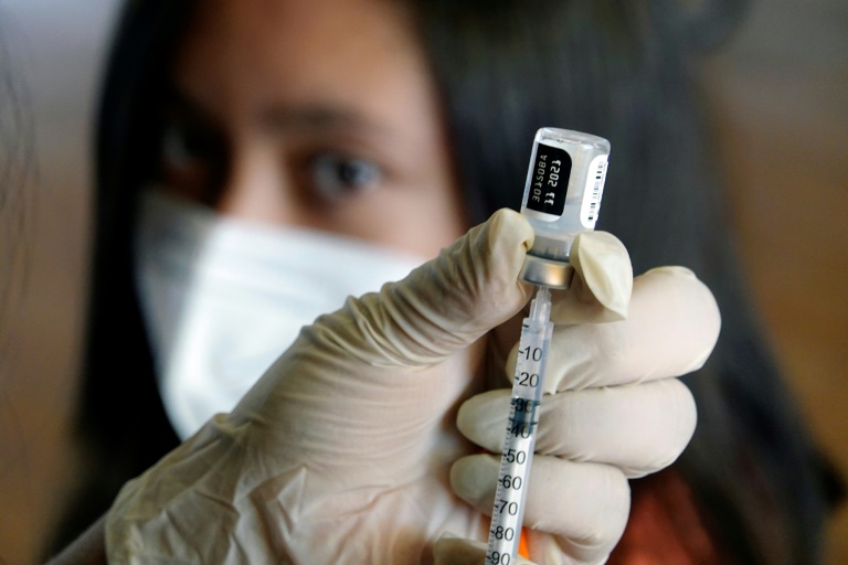 Profissional de saúde prepara uma dose da vacina da Pfizer/BioNTech contra a covid-19 em Quito, Equador