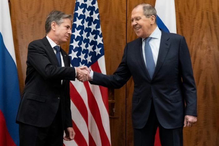 O secretário de Estado americano, Antony Blinken (E), e o ministro russo das Relações Exteriores, Serguei Lavrov, em 21 de janeiro de 2022 em Genebra