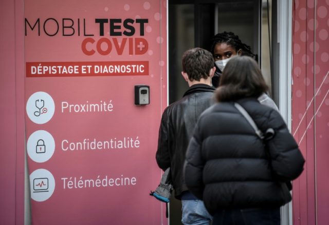 Pessoas aguardam para fazer exame de detecção da covid-19 em centro de testagem em Paris