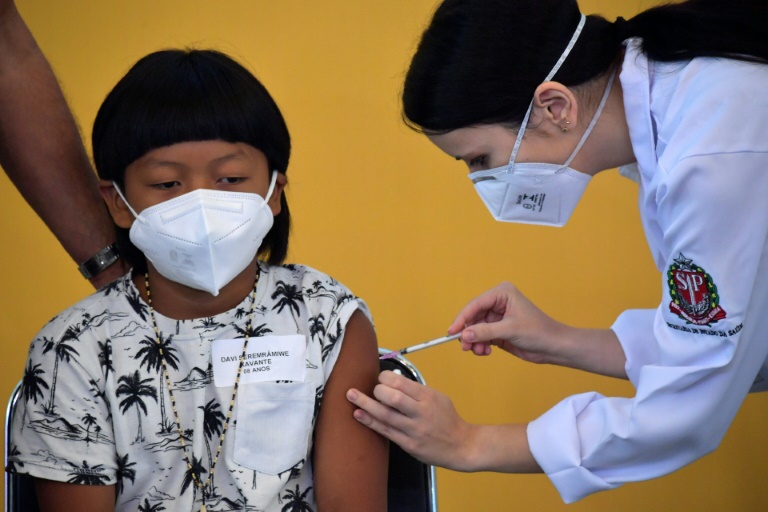 O indígena Davi Seremramiwe Xavante, de 8 anos, recebe a primeira dose da vacina anticovid para crianças de 5 a 11 anos no Brasil, no Hospital das Clínicas de São Paulo
