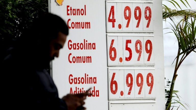 Preços do combustível em um posto de gasolina no centro de São Paulo, em 31 de dezembro de 2021