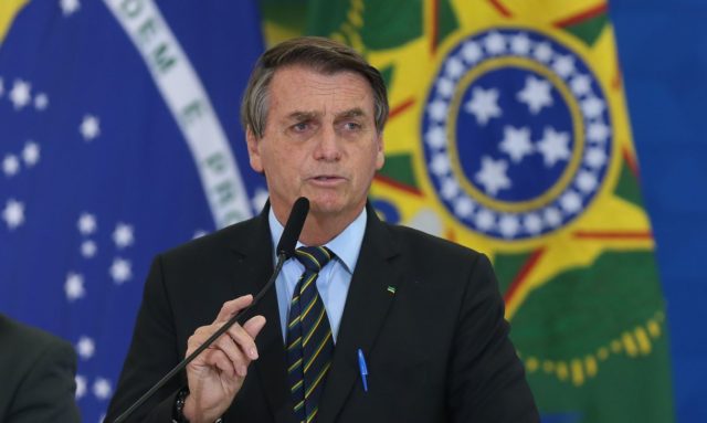 O presidente Jair Bolsonaro "diria para as pessoas não olharem para cima", diz diretor