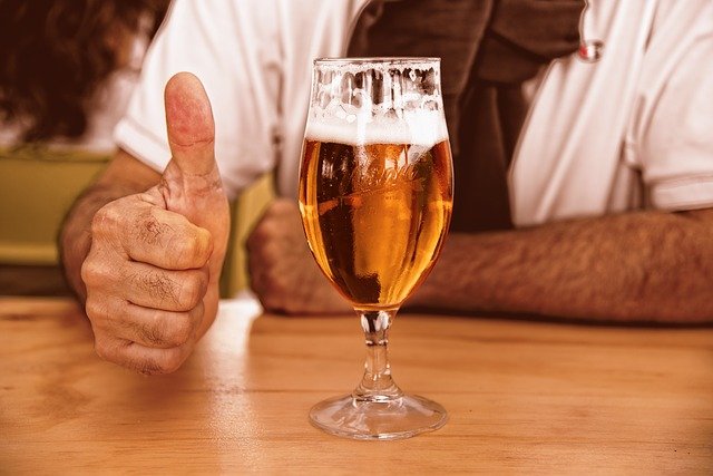 Os pesquisadores verificaram que as pessoas que bebem cerveja apresentaram de 7% a 28% maior risco de contrair covid-19