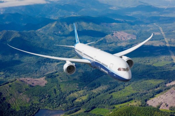A Boeing informou que as dificuldades poderiam ser exacerbadas por um eventual rebaixamento de sua nota de crédito