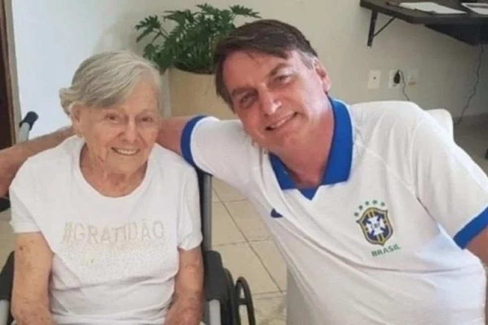 O presidente Jair Bolsonaro anunciou que sua mãe, Olinda Bolsonaro, morreu aos 94 anos na madrugada desta sexta-feira (21).