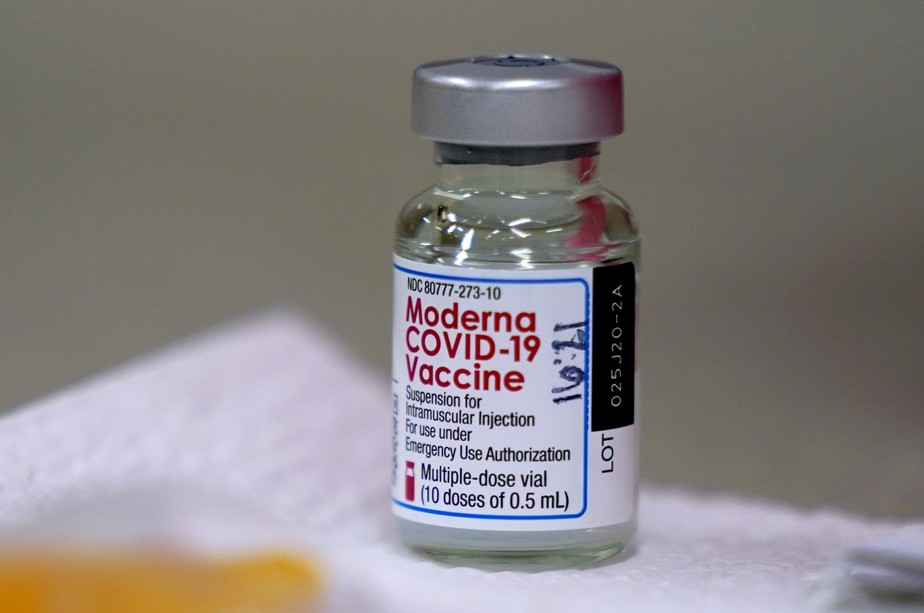 A Moderna anunciou que está em negociações para contratos adicionais da vacina contra a Covid-19 e que está desenvolvendo uma vacina candidata de reforço