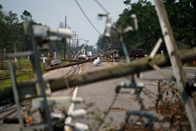 (Arquivo) Postes elétricos após o furacão Ida em Albany, Louisiana, em 2 de setembro de 2021