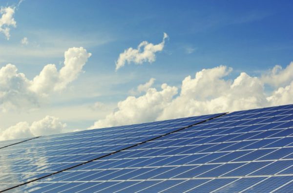 Além de trazer benefício para o bolso, a energia solar também é uma boa opção para o país