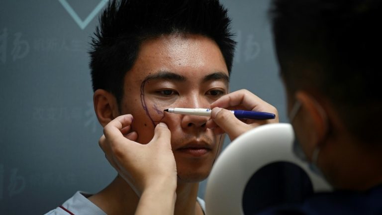 Na era das selfies, as técnicas mais rápidas e menos invasivas, que dispensam a passagem por uma sala de cirurgia, seduzem uma nova geração de chineses.