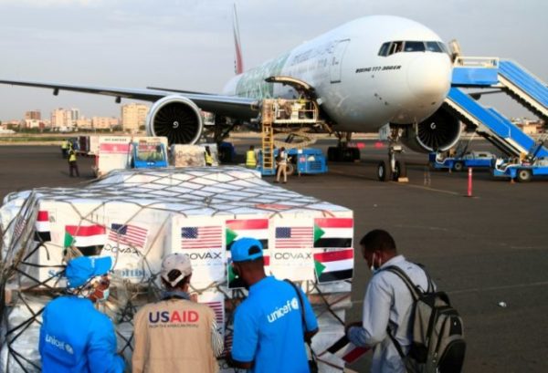 Trabalhadores humanitários verificam remessa de vacinas contra o coronavírus enviadas ao Sudão