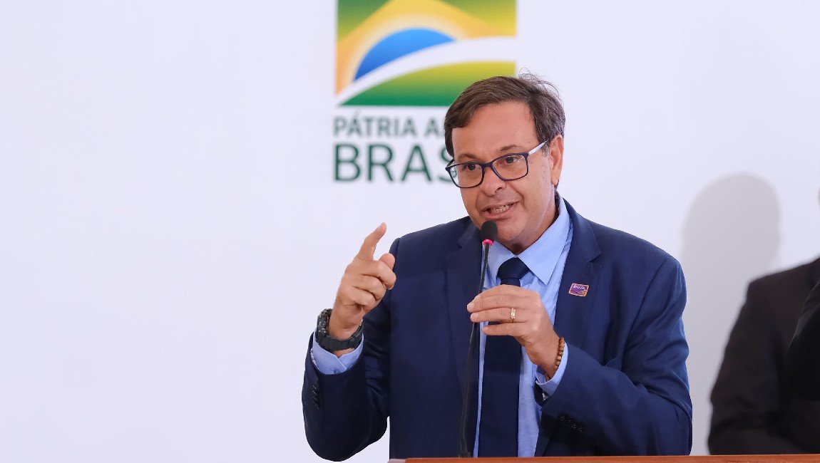 Ele disse ainda que está assintomático e que seguirá o protocolo de recuperação do Ministério da Saúde e também de seu médico particular