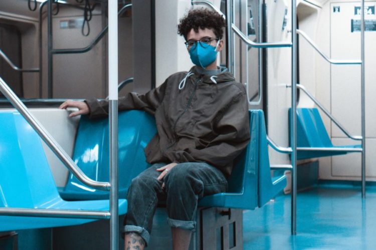 As máscaras PFF2 são as mais indicadas a locais fechados, como no transporte público