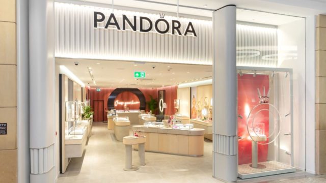 Site e loja física da Pandora contam com braceletes, pingentes, colares, brincos e anéis em promoção