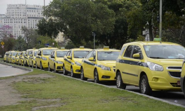 A liberação do auxílio para taxistas e caminhoneiros será feito em datas diferentes