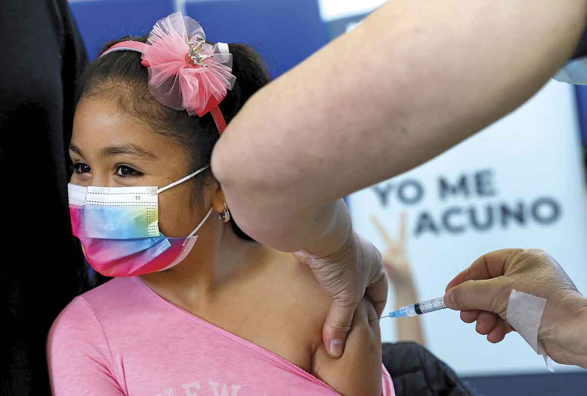 NO CHILE Criança recebe vacina contra Covid-19. No Brasil, governo atrasou liberação