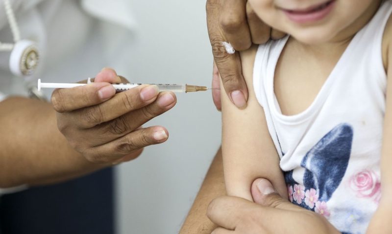 Secretaria municipal de Saúde do Rio decidiu mudar o calendário de vacinação de crianças
