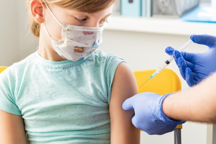 Especialistas afirmam que os pais podem esperar como eventos adversos reações comuns a outras vacinas infantis