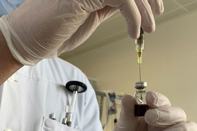 Enfermeira prepara vacina por adesivo contra Covid-19 durante estudo clínico em Lausanne, na Suíça