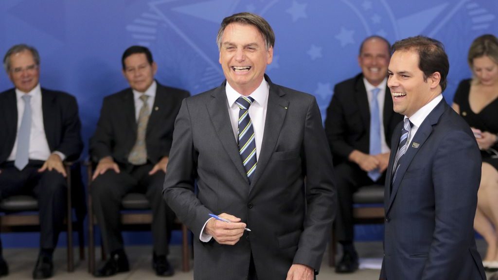 O presidente Jair Bolsonaro e o secretário especial de desburocratização, Paulo Uebel. Até agora, o governo agravou ainda mais os problemas que já existiam e criou novos. Do que eles estariam rindo?