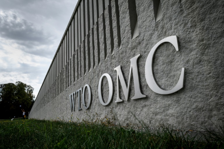 nscrição da sigla OMC na entrada da sede da Organização Mundial do Comércio em Genebra, Suíça -