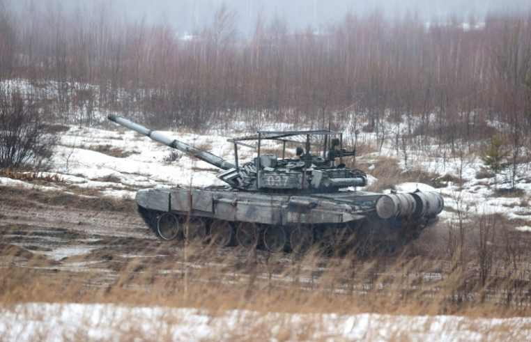 Tanque participa de exercícios conjuntos das Forças Armadas de Rússia e Belarus, nos arredores de Osipovichi, em 17 de fevereiro de 2022