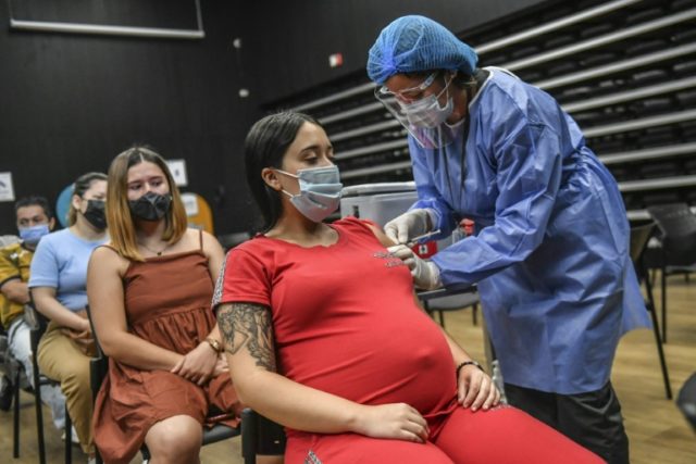 Mulher grávida se vacina contra a covid-19 na Colômbia, em julho de 2021