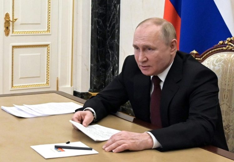 Vladimir Putin exige o fim da resistência militar da Ucrânia na rodada de negociações