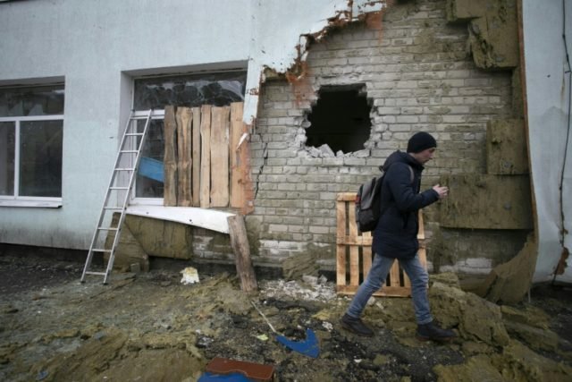 Consequências de um bombardeio na cidade de Stanitsa Luganska, no leste da Ucrânia sob controle de Kiev, em 18 de fevereiro de 2022