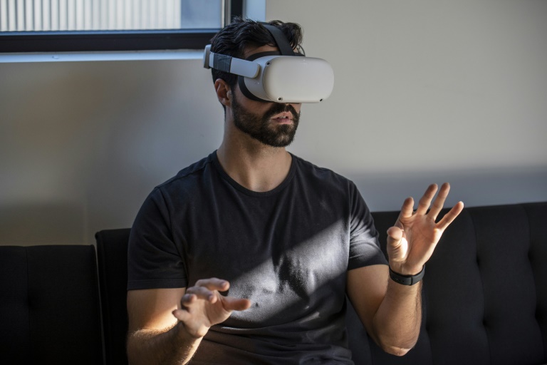 Gavin Menichini, funcionário da Immersed, trabalha com realidade virtual com um óculos Oculus Quest 2 e o aplicativo de sua empresa