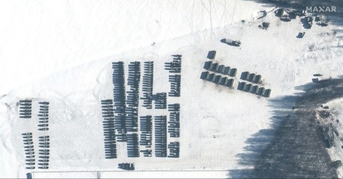 Imagem de satélite divulgada por Maxar Technologies mostra tropas e unidades de apoio de material logístico posicionadas ao noroeste de Yelsk, Belarus, em 4 de fevereiro de 2022 - Satellite image ©2022 Maxar Technologies/AFP