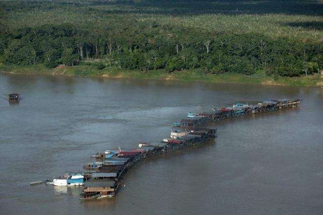 O presidente Jair Bolsonaro lançou nesta segunda-feira (14) um plano para expandir a mineração de ouro na região amazônica,GREENPEACE/AFP