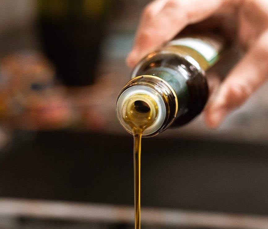 Governo vai intensificar fiscalização do azeite de oliva e passará a contar com 'sommeliers' que descobrem, pelo cheiro e gosto, se o produto é de qualidade