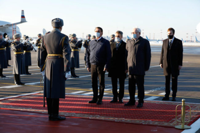 Presidente Jair Bolsonaro é recepcionado no Aeroporto de Moscou