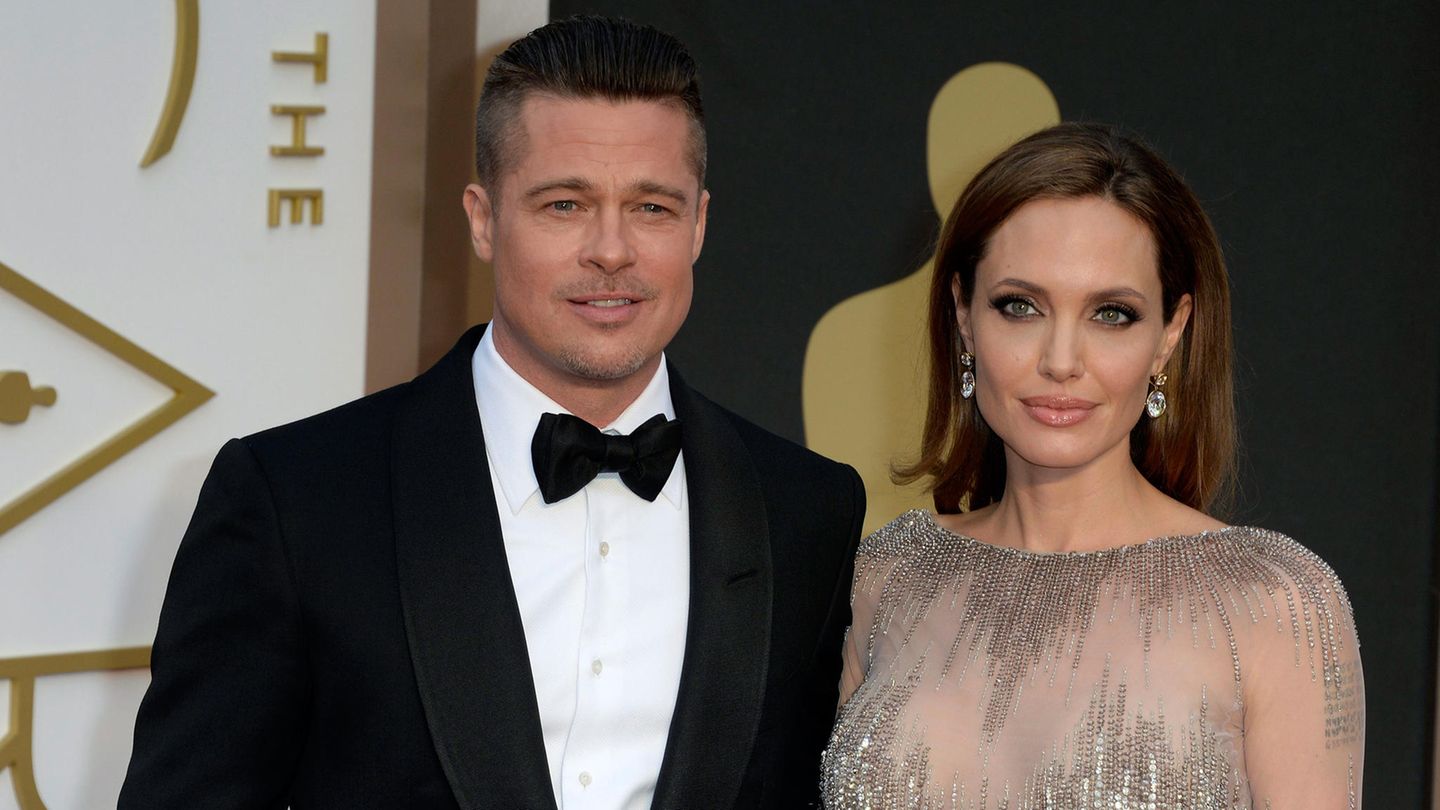 Jolie disse a Pitt que não poderia mais ter um negócio de álcool por causa de suas objeções pessoais. Jolie pediu o divórcio de Pitt em 2016