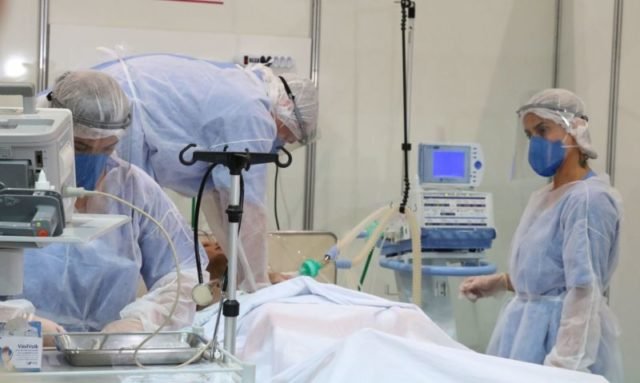 A média móvel de óbitos em decorrência da Covid-19 continua a subir e chega a um patamar superior a 800, o que não ocorria há 5 meses