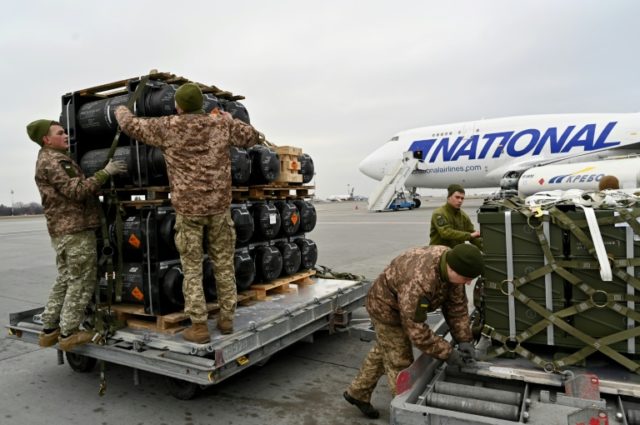 Chegada de carregamento de mísseis americanos FGM-148 ao aeroporto de Kiev, em 11 de fevereiro de 2022 - AFP
