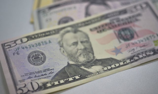 Aversão a risco com possível invasão da Ucrânia segura dólar