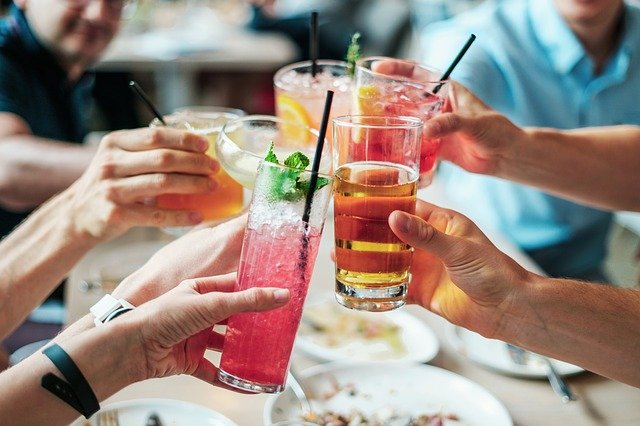 As mulheres que completaram 35 anos entre 2018 e 2019 eram quase 60% mais propensas a beber demais do que mulheres que fizeram 35 entre 1993 e 1997.