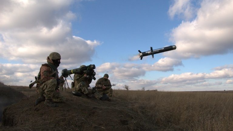 Foto do serviço de imprensa do ministério ucraniano da Defesa mostra soldados disparando um míssil antitanque FGM-148 Javelin durante treinamento na região de Donetsk