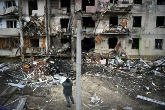 Edifício de Kiev, capital da Ucrânia, atingido por bombardeios desde o início da invasão russa