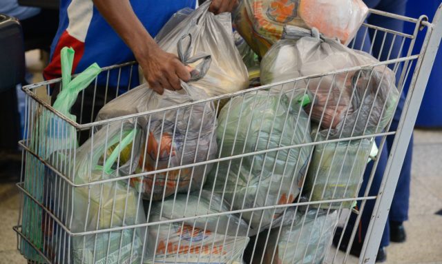 Menos de 10% do plástico do mundo é reciclado, critica OCDE