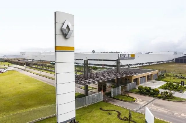 Renault considera separar divisões de veículos elétricos e a combustão