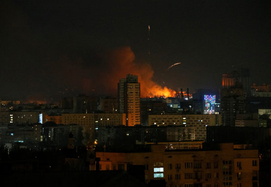 Os militares ucranianos deram seu primeiro relato das explosões que abalaram o oeste de Kiev nas primeiras horas da manhã deste sábado (26).