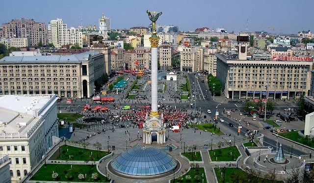 O ministro do Interior da Ucrânia disse a jornalistas que tropas russas desembarcaram na cidade de Odessa e estão cruzando a fronteira na cidade de Kharkiv.