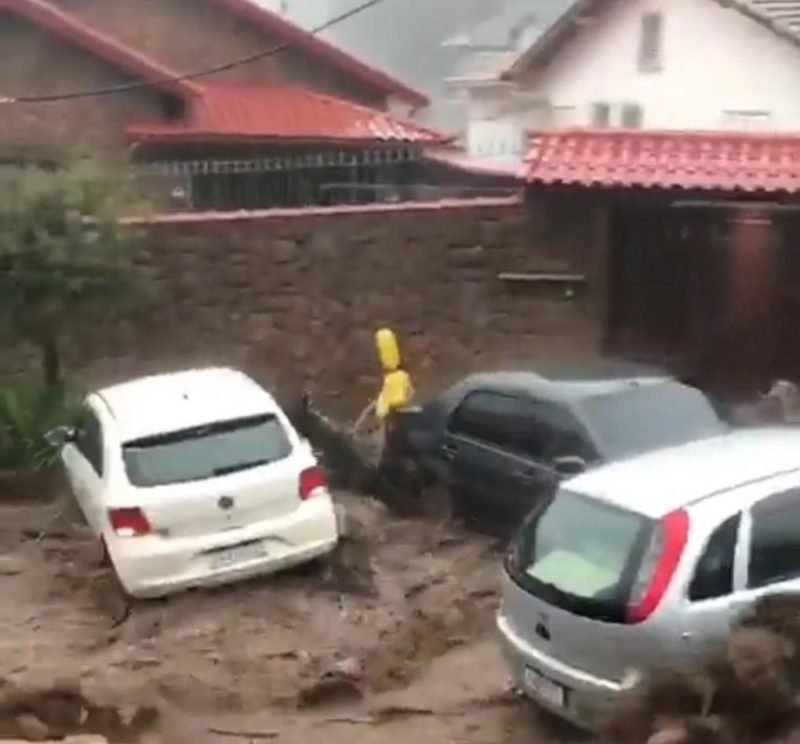 Fortes chuvas que atingiram a cidade de Petrópolis, na Região Serrana do Rio, na tarde desta terça-feira (15) causaram alagamentos e deslizamentos
