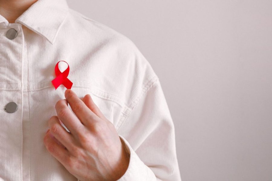 O laço vermelho é um símbolo de solidariedade e de comprometimento na luta contra a Aids