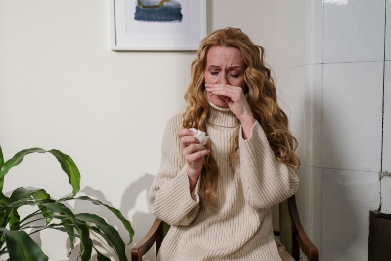 Os sintomas da Ômicron são muito semelhantes aos de um resfriado ou gripe comum, incluindo febre, dor de garganta e dor de cabeça ou coriza.