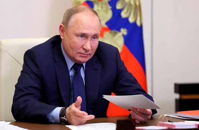 O presidente da Rússia, Vladimir Putin, apareceu ao vivo na televisão para dizer que autorizou uma operação militar especial no leste da Ucrânia.  
